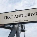 Reclame van begrafenisondernemer blijkt campagne tegen sms'en achter het stuur
