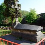 Opnieuw restauratie van eeuwenoud graf op kleinere begraafplaats