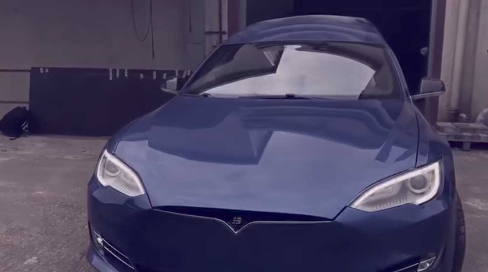 Binz bouwde een Tesla om tot lijkwagen